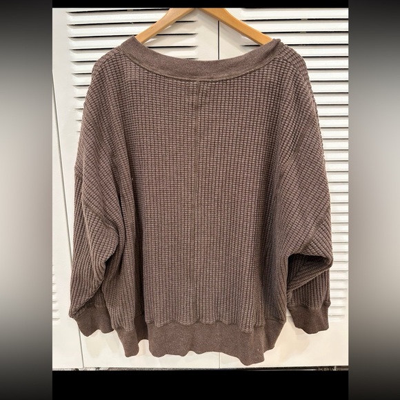 American Eagle AE Big Hug V-Neck Waffle Sweatshirt in a brown color Size L - Picture 2 of 4